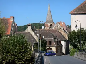 Hérisson - Vue sur le clocher Saint-Sauveur et les maisons du village médiéval depuis le pont sur l'Aumance