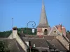 Hérisson - Lampadaires, clocher Saint-Sauveur et toits de maisons du village médiéval