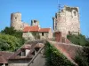 Hérisson - Vestiges (ruines) du château féodal dominant les maisons du village médiéval