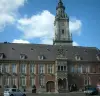 Hesdin - Hôtel de ville (mairie) avec beffroi et bretèche ornée de sculptures