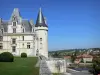 Het kasteel van Rochefoucauld - Kasteel van La Rochefoucauld: Tardoire kasteel met uitzicht op de rivier en de huizen van de stad