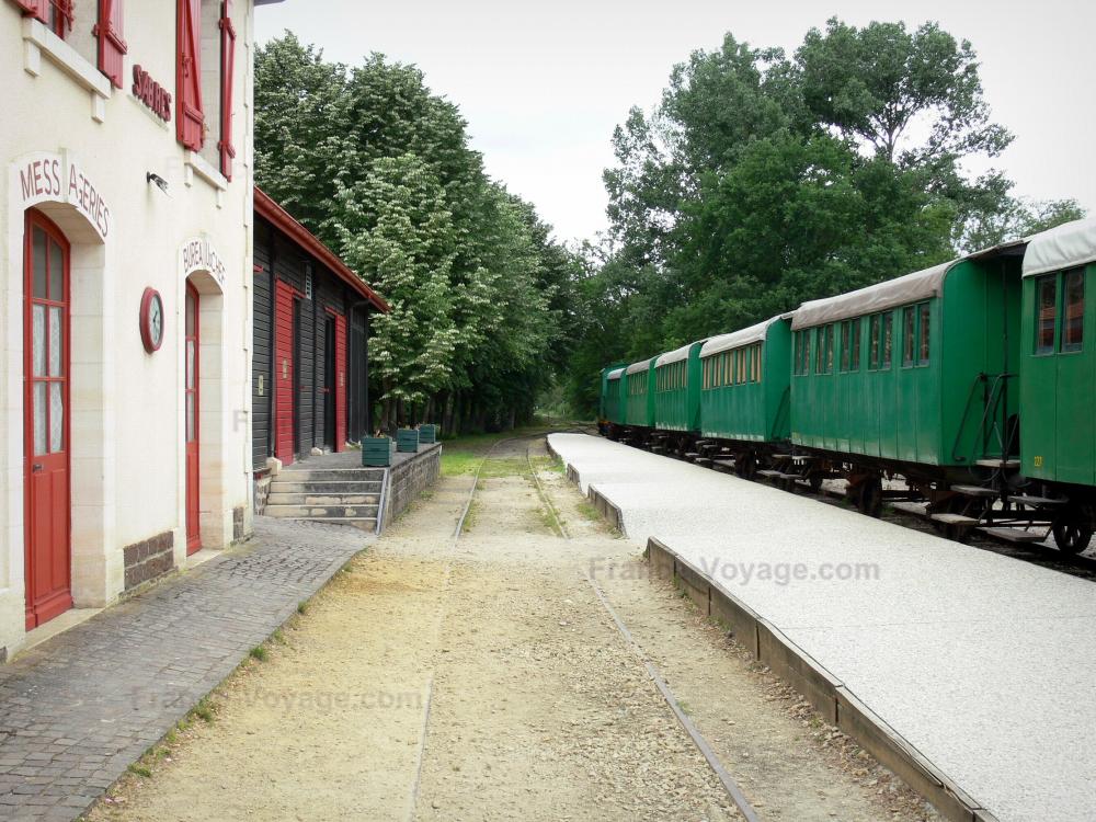 Het regionaal Natuurpark Les Landes de Gascogne - Regionaal Natuurpark Les Landes de Gascogne: Gevel van het station en de trein Marquèze Sabres leidt tot het museum van de Grote Heide Marquèze
