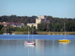 Het meer van Vaires-sur-Marne - Meer met boten, en de bankgebouwen van de voormalige chocoladefabriek Noisiel