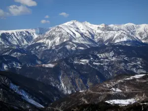 Hinterland - Haut Pays: Berge mit schneebedeckten Gipfeln (Schnee), Wolken im blauen Himmel