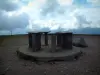 Hohneck - Table d'orientation du sommet de la montagne et nuages dans le ciel en arrière-plan (Parc Naturel Régional des Ballons des Vosges)