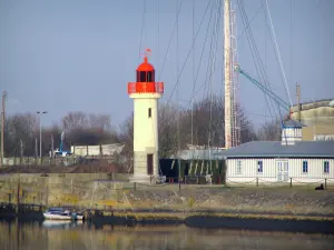 Honfleur - Mât des signaux et phare du port