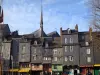 Honfleur - Maisons hautes recouvertes d'ardoises du quai Sainte-Catherine et église Sainte-Catherine en arrière-plan