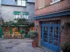 Honfleur - Geplaveide straat, huizen, restaurant en een winkel in de oude stad