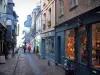 Honfleur - Ruelle pavée de la vieille ville avec ses maisons, ses boutiques et ses restaurants