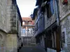 Honfleur - Ruelle de la vieille ville avec église Saint-Étienne renfermant le musée de la Marine et maisons à pans de bois abritant le musée d'Ethnographie et d'Art Populaire