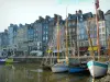 Honfleur - Zeilboten van de Vieux Bassin (jachthaven) en hoge huizen Wharf St. Catherine