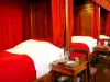 Hospices de Beaune - Camas com cortinas vermelhas no grande salão dos Pôvres