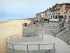 Hossegor - Plage de sable et façades du front de mer de la station balnéaire