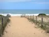 Hossegor - Allée de sable menant à la plage