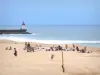 Hossegor - Vacanciers sur la plage de sable, phare et océan Atlantique