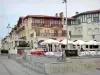 Hossegor - Terrasse de café et façades du front de mer