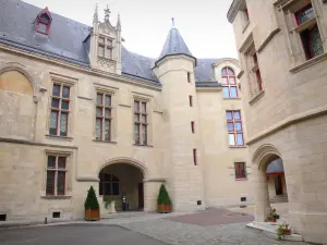 Hôtel de Sens - Hôtel de Sens mansion home to the Forney library