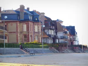 Houlgate - Côte Fleurie: villa's van het resort, lantaarnpalen, banken en strand