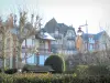 Houlgate - Côte Fleurie : villas de la station balnéaire, arbres, arbustes et lampadaire