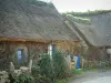 Huizen met rieten daken - Stenen huis met een rieten deur, roldeur en blauw, maar ook klimplanten, naar Kercanic