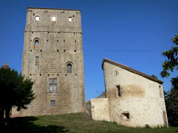 Huriel - Toque della torre prigione e troncato - il mastio del Museo Toque, nel Bocage Bourbonnais