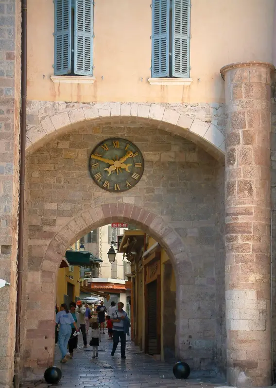 Hyères - Porta Massillon con un orologio sormontato da una casa con le persiane blu