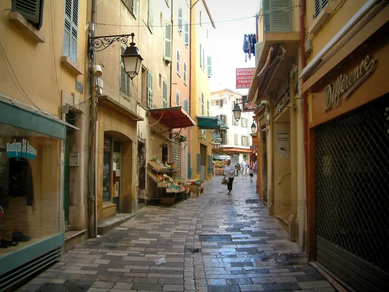Hyères - Massillon strada con le sue case dalle facciate colorate, negozi e bancarelle