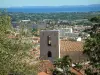 Hyères - Uitzicht op bomen, de Romaanse klokkentoren van de kerk van Saint-Paul, de daken van huizen en gebouwen in de stad, de kust en de Middellandse Zee op de achtergrond