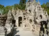 Ideale paleis van postbode Cheval - Gebouw (historisch monument), meesterwerk van naïeve kunst (art brut), gebouwd door de orgelbouwer Ferdinand Cheval, in Hauterives