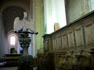 Iglesia abacial de Saint-Jouin-de-Marnes - Dentro de la iglesia romana: en forma de atril, el águila y el roble puestos