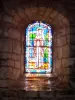 Iglesia de Courville - Dentro de la iglesia románica de Saint-Julien: vidrieras