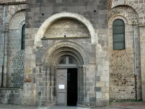 Iglesia de Mozac - Portal de la iglesia de la abadía de Saint-Pierre