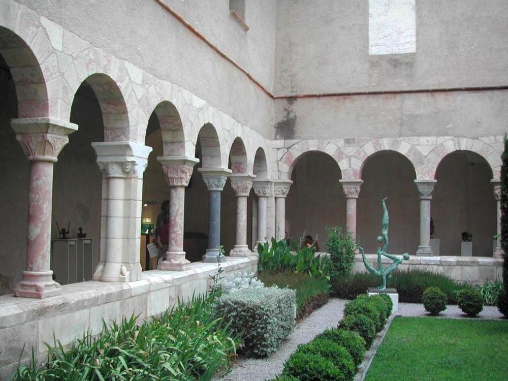 Fotos La iglesia de SaintGénisdesFontaines Guía turismo y vacaciones