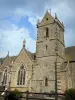 Igreja de Biville - Igreja e seu campanário; na península do Cotentin