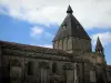 Igreja Colegiada de Dorat - Colegiada de Saint-Pierre em granito românico, na Baixa Marche e nuvens no céu