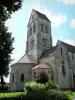 Igreja de Courville - Saint-Julien igreja românica com a sua torre, no vale do Ardre