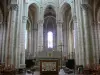 Igreja de Ébreuil - Interior da igreja da abadia de Saint-Léger: coro e altar-mor
