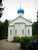 Igreja Ortodoxa de Sainte-Geneviève-des-Bois - Igreja Ortodoxa Russa Notre-Dame-de-la-Dormition encimada por uma torre sineira com lâmpada azul