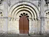 Igreja de Petit-Palais-et-Cornemps - Portal da igreja românica Saint-Pierre