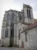 Igreja de Saint-Sulpice-de-Favières - Ao lado da cama e campanário da igreja Saint-Sulpice irradiando estilo gótico