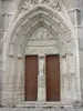 Igreja de Saint-Sulpice-de-Favières - Portal esculpido da igreja Saint-Sulpice