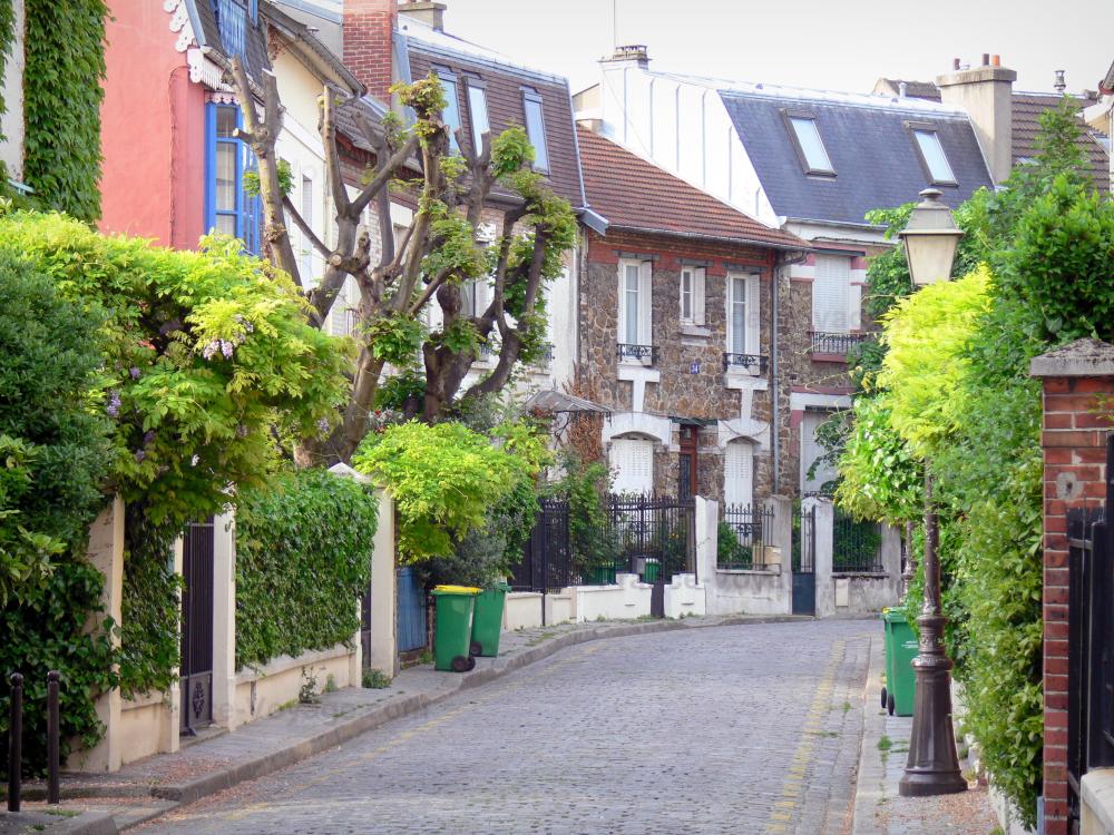 Guide d'Ile-de-France - Campagne à Paris - Ruelle et façades de pavillons du quartier de la Campagne à Paris, lotissement du 20e arrondissement de Paris