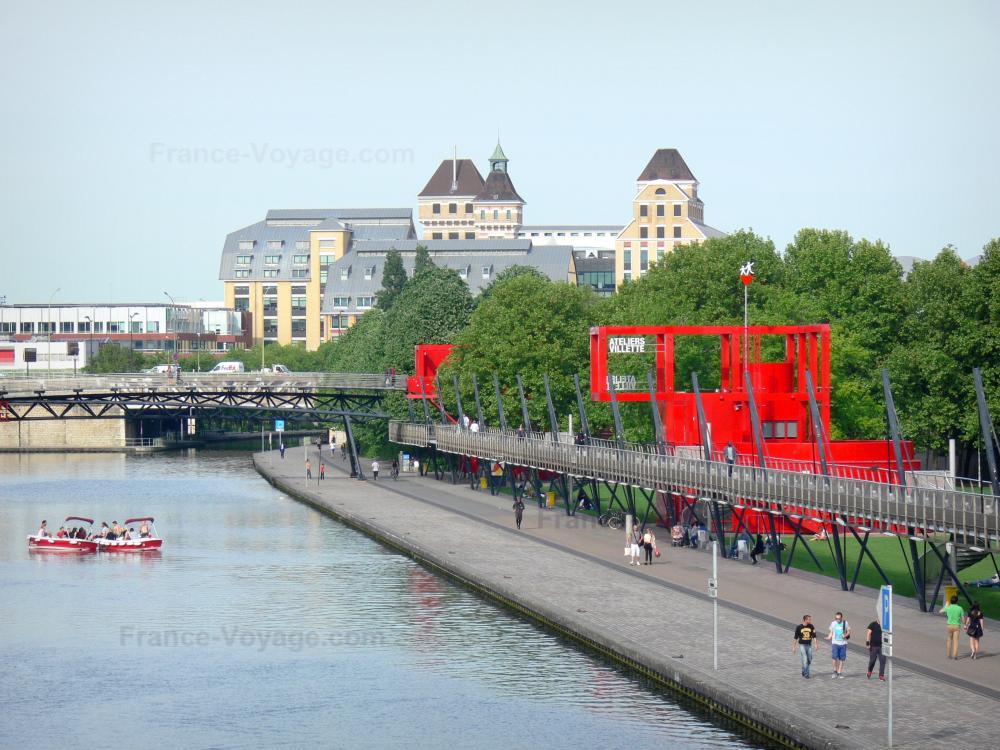 Guide d'Ile-de-France - Parc de la Villette - Canal de l'Ourcq traversant le parc de la Villette, avec vue sur les Grands Moulins de Pantin en arrière-plan