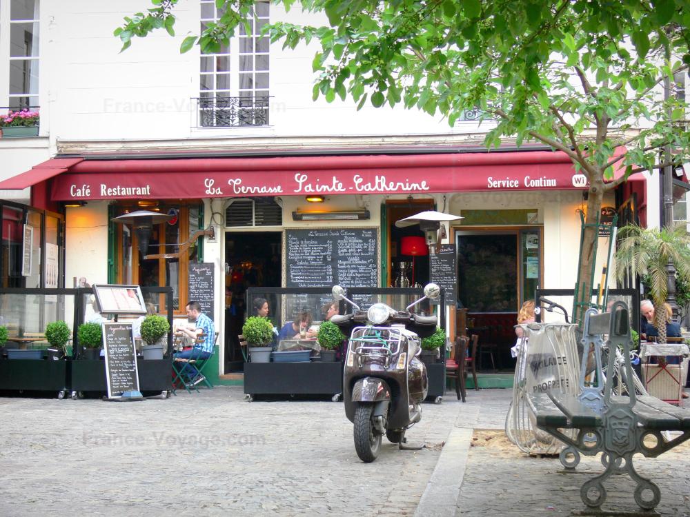Guide d'Ile-de-France - Le Marais - Terrasse de restaurant place du Marché-Sainte-Catherine