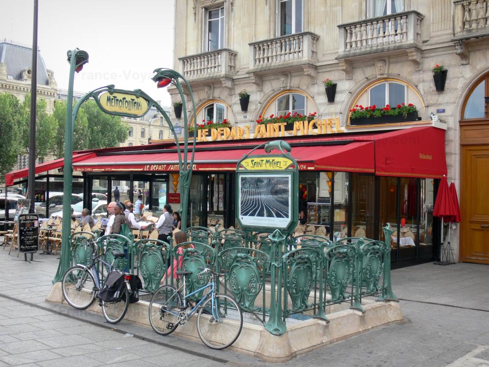 Guide d'Ile-de-France - Quartier latin - Entrée de métro et terrasse de restaurant de la place Saint-Michel