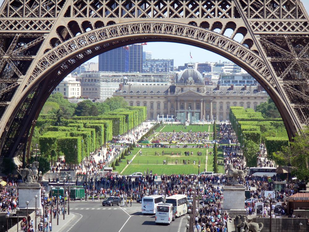 Guide d'Ile-de-France - Tour Eiffel - Base de la tour Eiffel, avec vue sur le parc du Champ-de-Mars et l'École militaire