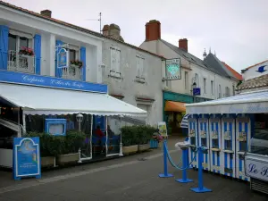 Île de Noirmoutier - Noirmoutier-en-l'Île : maisons, terrasse de restaurant et commerces 
