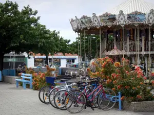 Île de Noirmoutier - Noirmoutier-en-l'Île : manège, alignement de vélos (bicyclettes) et arbres