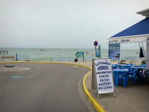 Île de Noirmoutier - Route menant à la plage des Dames, terrasse de café et mer