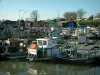 Île d'Oléron - Le Château-d'Oléron : bateaux du port ostréicole et cabanes colorées en arrière-plan